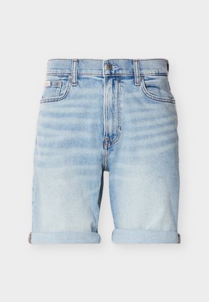 Ανοιχτό μπλε τζιν σορτς με γυρισμένα μανίκια, εμπρόσθιο κουμπί, φερμουάρ και σχεδιασμό με πέντε τσέπες σε λευκό φόντο.