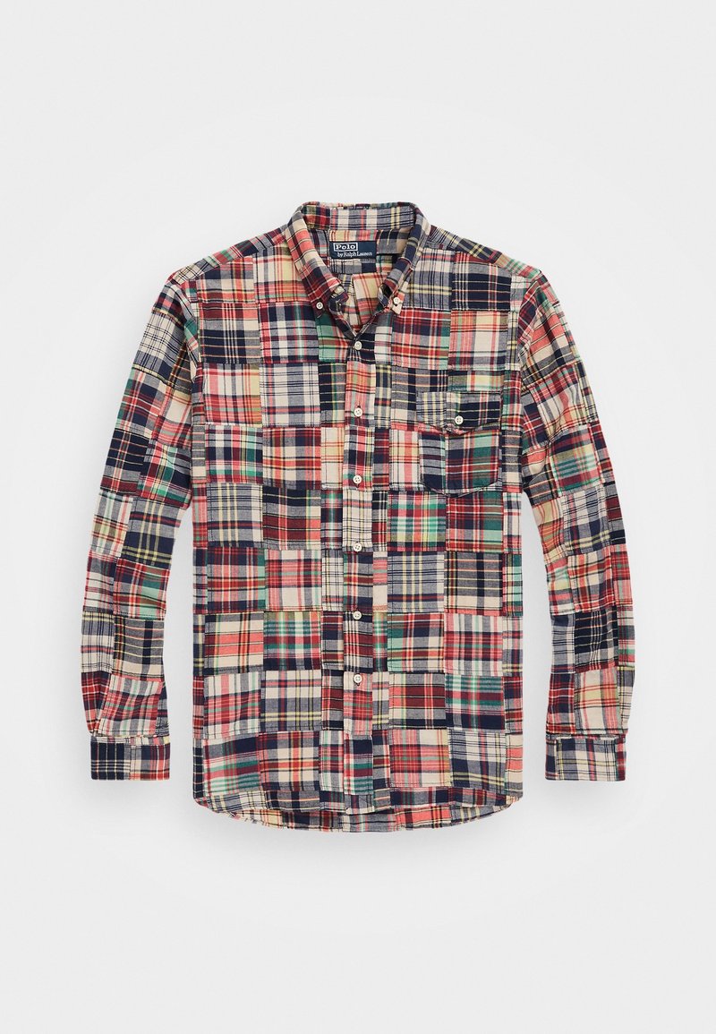Chemise à manches longues boutonnée avec motif patchwork à carreaux multicolores et une seule poche poitrine sur fond clair.