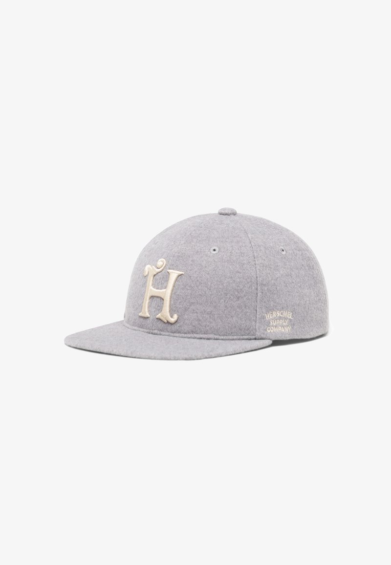 Gorra de béisbol de lana gris con visera curvada, que presenta una "H" bordada en blanco en la parte frontal y un parche de logo en el costado.