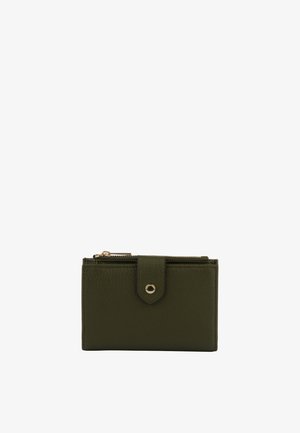 Portefeuille en cuir vert foncé avec rabat à bouton-pression et compartiment supérieur zippé, surface texturée et détails métalliques dorés.