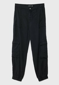 Pantalon cargo noir avec poignets élastiques, bouton et fermeture éclair à l'avant, poches à rabat latérales et deux poches avant, taille moyenne.
