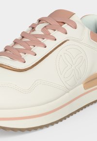 Λευκό αθλητικό παπούτσι με ροζ κορδόνια, ταμπά λεπτομέρεια στη φτέρνα, ανάγλυφο κυκλικό λογότυπο στο πλάι και ροζ ρίγα στη σόλα με υφή στην εξωτερική σόλα.