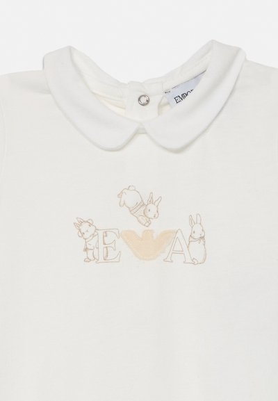 Hvit babytrøye med rund krage, trykknapplukking og broderte beige bokstaver "E", "A" med lekne kaninillustrasjoner.
