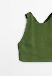 Haut court en lin vert avec un col en V, de larges bretelles et une surface texturée, présentant une silhouette simple et épurée.