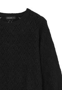 Maglione nero lavorato a maglia con motivo a rombi, scollatura rotonda e maniche lunghe. Il materiale sembra morbido con una finitura leggermente texturizzata. Etichetta visibile.