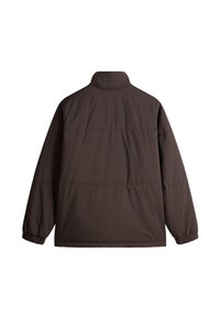 Chaqueta de plumas marrón con un cuello alto, puños elásticos y un exterior suave. Presenta costuras horizontales en la parte posterior.