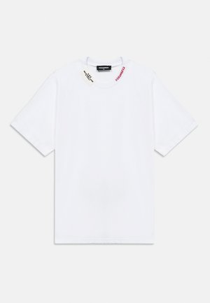 Λευκό κοντομάνικο t-shirt με στρογγυλή λαιμόκοψη, διακριτικό κόκκινο κείμενο "DSQUARED2" κοντά στον γιακά και μία μαύρη ετικέτα της μάρκας μέσα στον γιακά.
