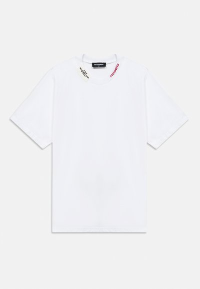 Λευκό κοντομάνικο t-shirt με στρογγυλή λαιμόκοψη, διακριτικό κόκκινο κείμενο "DSQUARED2" κοντά στον γιακά και μία μαύρη ετικέτα της μάρκας μέσα στον γιακά.