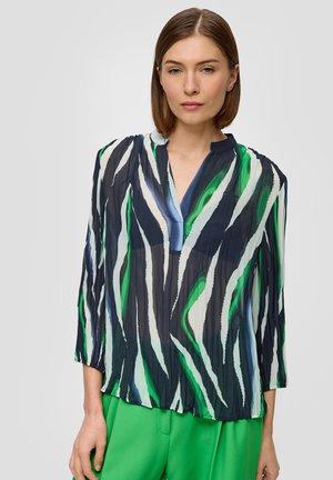 Blusa a maniche lunghe con base blu navy e strisce astratte verdi e bianche. Tessuto leggero e plissettato con scollatura a V.