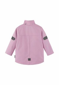 Veste violet clair avec col haut, manches longues et patchs ovales foncés sur le haut des bras, vue de dos sur fond blanc.