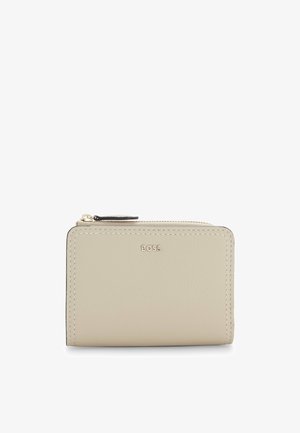 Portafoglio in pelle beige con logo in rilievo dorato, chiusura con cerniera e cuciture a contrasto. Forma rettangolare con texture liscia.