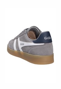 Sneaker in pelle scamosciata grigia con strisce bianche, dotata di un contrappeso posteriore color navy. Suola in gomma e colletto imbottito per il comfort. Logo Gola visualizzato.