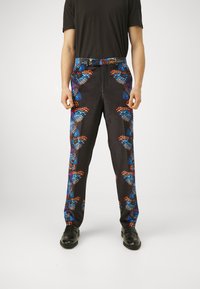 Menns svarte bukser med et livlig sommerfugl mønster i blå, rød og oransje. Laget av lett stoff med en tettsittende design.