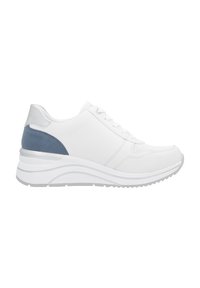Baskets blanches en matériau synthétique, avec une semelle inclinée, un accent en daim bleu sur le talon, et un système de laçage à l'avant avec un détail perforé.