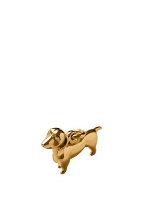 Brillante colgante de perro salchicha dorado con un lazo en la espalda para engancharlo a un collar o pulsera sobre un fondo blanco.