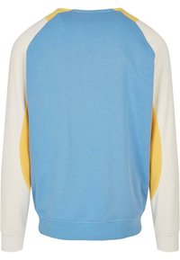 Blå crewneck sweatshirt med raglanærmer, med lyseblå, gul og hvite fargeblokker. Mykt stoff med ribbede mansjetter og kant.