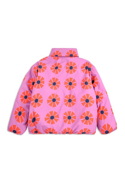 Růžová vyp padded bunda s opakujícím se květinovým vzorem v oranžové a námořnické modři. Design zahrnuje vysoký límec a pružný lem.
