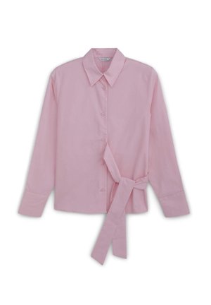 Helles rosa Langarmhemd mit spitzem Kragen, vorderem Knopfverschluss und gebundenem Taillendetail, gefertigt aus glattem Baumwollstoff.
