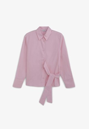 Helles rosa Langarmhemd mit spitzem Kragen, vorderem Knopfverschluss und gebundenem Taillendetail, gefertigt aus glattem Baumwollstoff.