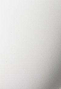 Tissu blanc avec une surface lisse et légèrement texturée. Des lignes diagonales forment un motif subtil. L'apparence générale est minimaliste et uniforme.