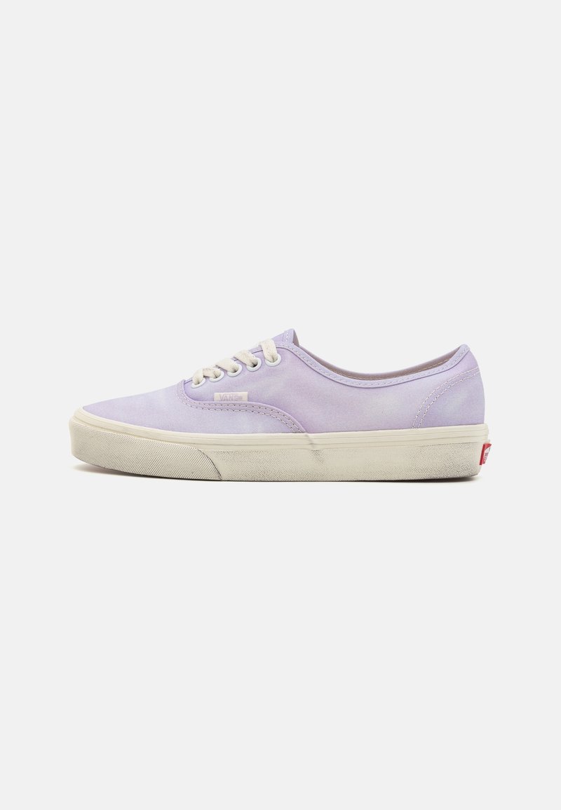 Helle lila Canvas-Sneaker mit weißen Schnürsenkeln, Gummisohle und kontrastierendem, strukturiertem Zehenkappen. Dezentes Branding an der Seite. Klassisches, flaches Design.
