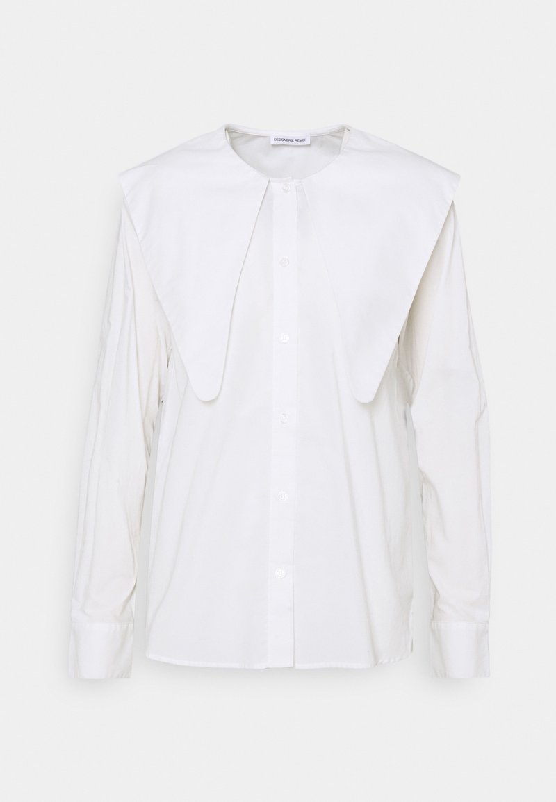 Camicia bianca a maniche lunghe con un ampio colletto arrotondato. Realizzata in un tessuto morbido, con chiusura a bottoni sul davanti e polsini aderenti.