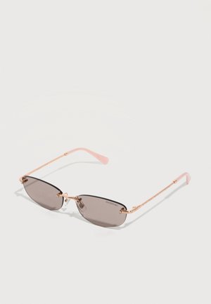 Lunettes de soleil sans monture avec des branches teintées de rose et des verres gris, arborant le logo Swarovski sur un verre et des détails en cristal sur les branches.