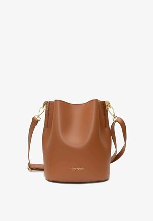 Sac seau en cuir marron avec une bandoulière ajustable et des ferrures dorées, logo "cherry paris" sur le devant.