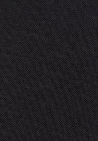 Gros plan sur la texture d'un tissu tricoté noir avec de petites mailles serrées formant un motif uniforme.