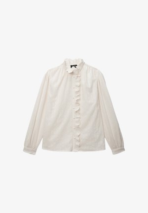 Blouse blanche à manches longues avec un col montant froncé, fermeture à boutons, et tissu texturé présentant de légères rayures verticales et des accents décoratifs.