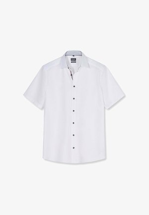 Weißes kurzärmeliges Hemd mit schwarzen Knöpfen und gemustertem innerem Kragen, flach auf weißem Hintergrund liegend.