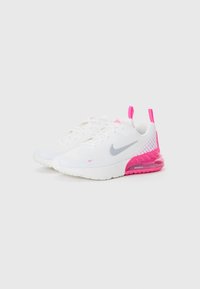 Białe siatkowe sneakersy z różowymi akcentami i widoczną poduszką powietrzną. Posiadają szare logo w kształcie łyżwy i kontrastujący różowy detal na pięcie.