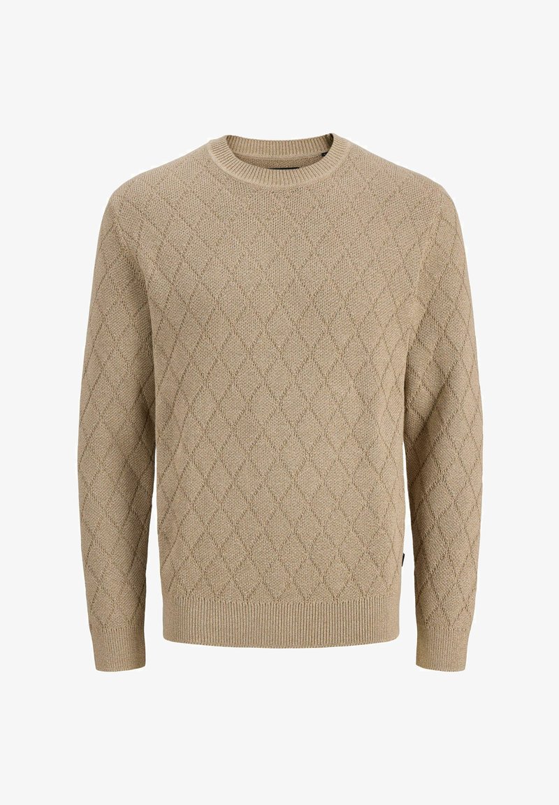 Pull en maille beige avec motif losange, col rond côtelé, poignets et ourlet, présenté sur un fond uni.