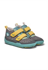 Scarpe grigie e teal con cinturini in velcro gialli, tomaia in tessuto testurizzato e suola ammortizzata progettata per comfort e durata.