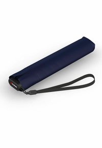  paraguas compacto de color azul oscuro con una funda de tela cilíndrica, mango negro y correa para la muñeca. Diseño sin costuras con una textura suave.
