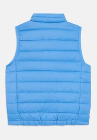 Helleblaue Steppweste ohne Ärmel mit horizontalen gesteppten Paneelen und hohem Kragen. Elastisches Bündchen am unteren Rand für eine gute Passform.