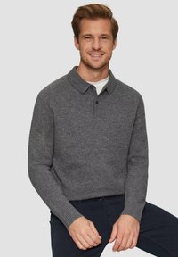 Grijze gebreide pullover met een kraag en lange mouwen, voorzien van geribbelde manchetten en een twee-knops sluiting.