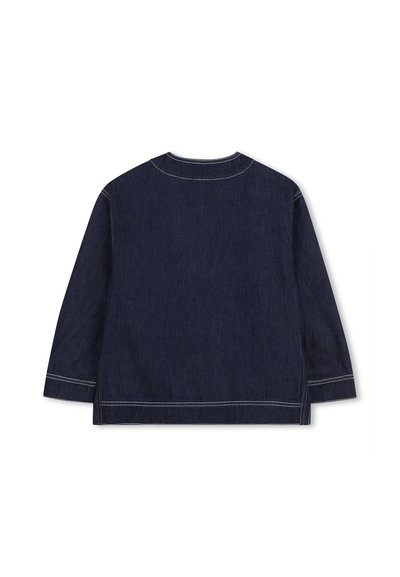 Donkerblauwe spijkerjas met een eenvoudige ronde hals, lange mouwen en witte stiksels langs de randen. Zijsplitten aan de zoom.