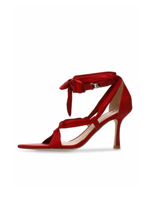 Rote Satin-Sandalette mit Knöchelband und schlankem Stilettoabsatz, offener Zehenpartie und überkreuzten Riemchen.