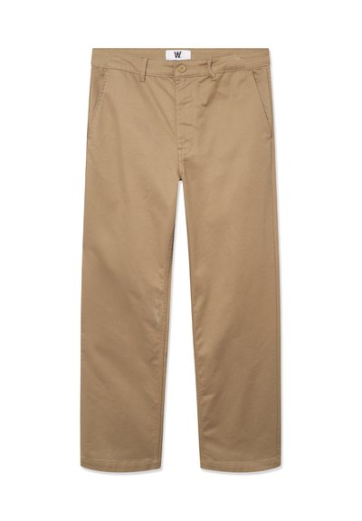 Pantaloni in cotone khaki con design a gamba dritta, dotati di chiusura con un solo bottone, passanti per la cintura e due tasche laterali. Texture liscia.
