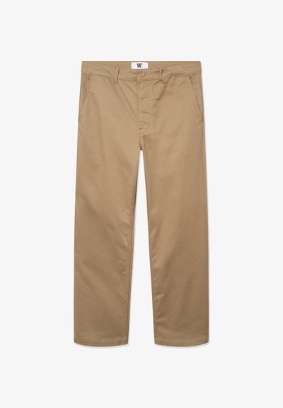 Pantaloni in cotone khaki con design a gamba dritta, dotati di chiusura con un solo bottone, passanti per la cintura e due tasche laterali. Texture liscia.