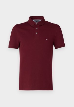 Bordeaux poloshirt van katoen, met een klassieke kraag, een drukknoopsluiting met drie knopen en een klein logoaccent op de borst.
