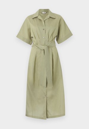Robe midi vert clair avec manches courtes, large col, boutons à l'avant et ceinture assortie en tissu nouée à la taille.