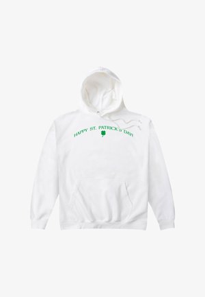 Biała bluza z kapturem i przednią kieszenią, z zielonym napisem „Wesołego Dnia Świętego Patryka” oraz małym zielonym koniczynką poniżej napisu.