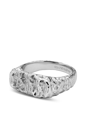 Sølvfarget teksturert ring med ujevn, røff overflate og inngravert "925s TRNDM" på den indre ringen, plassert på hvit bakgrunn.