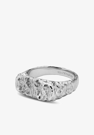 Sølvtekstureret ring med ujævn, robust overflade og graveret "925s TRNDM" på den indvendige bånd, placeret på hvid baggrund.