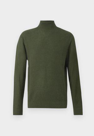 Suéter de malha verde escura com um colarinho alto canelado, mangas longas e um padrão de waffle texturizado sobre um fundo liso.