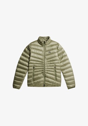 Zielona kurtka puchowa w odcieniu oliwkowym z zamkiem błyskawicznym z przodu, wysokim kołnierzem oraz dwoma zamykanymi na zamek kieszeniami. Posiada pikowaną strukturę i logo na klatce piersiowej.