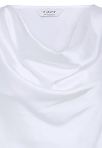 Blouse en satin blanc avec encolure drapée et étiquette de marque visible "b.young The Collection" à l’intérieur du col.
