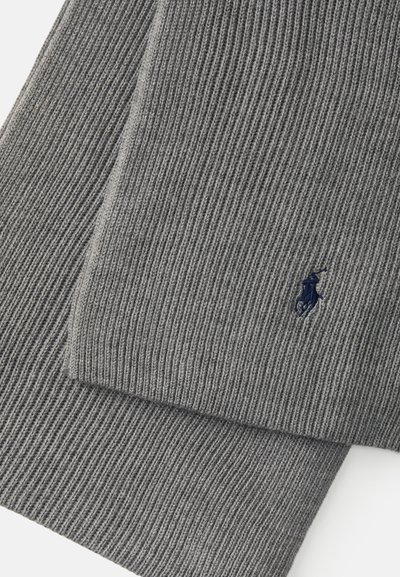 Cachecol cinza canelado feito de um tecido macio, com um pequeno logotipo azul-marinho como detalhe. A textura é tricotada com linhas verticais por todo o comprimento.